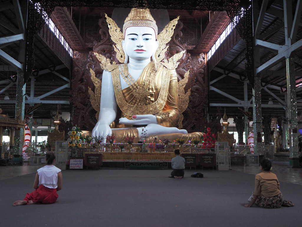 yangon-myanmar-que-ver-ngahtatgyi-buddha-temple-buda-sentado​