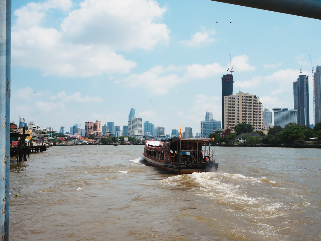 que-visitar-en-bangkok-rio-chao-phraya-paseo-en-barco