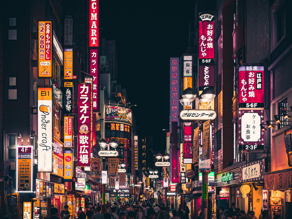 viaje-grupo-japon-calles-tokio-noche-justwotravel