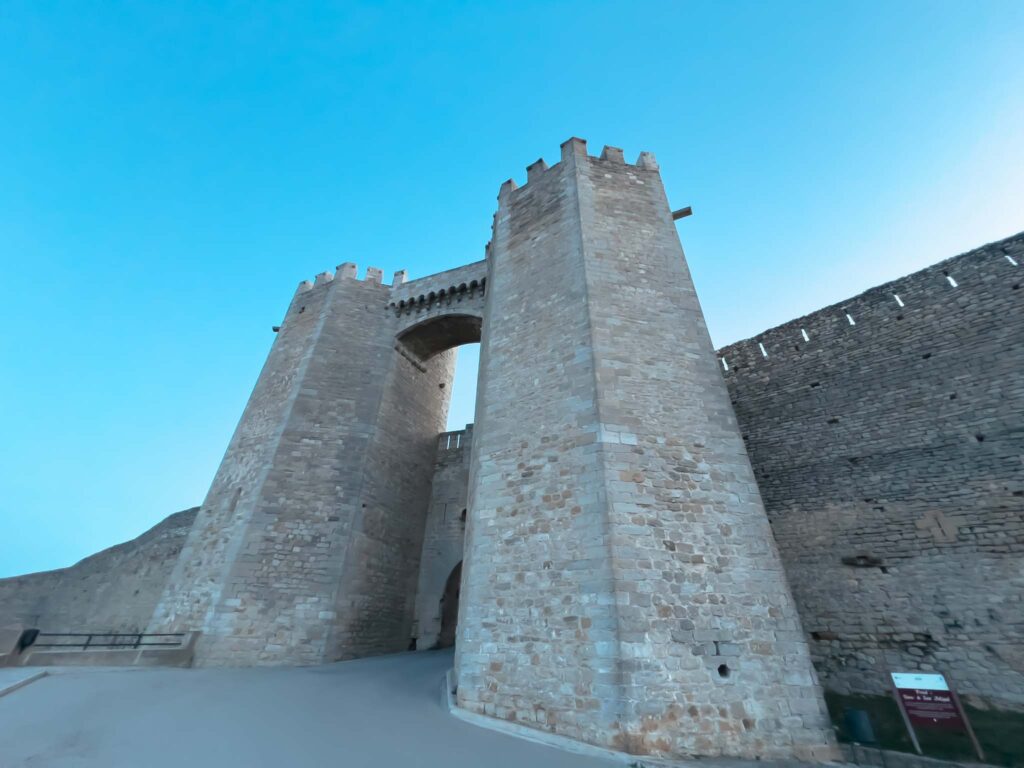 Portal-Torre-de-Sant-Miquel-Morella-Ruta-de-los-cataros-comunitat-valenciana